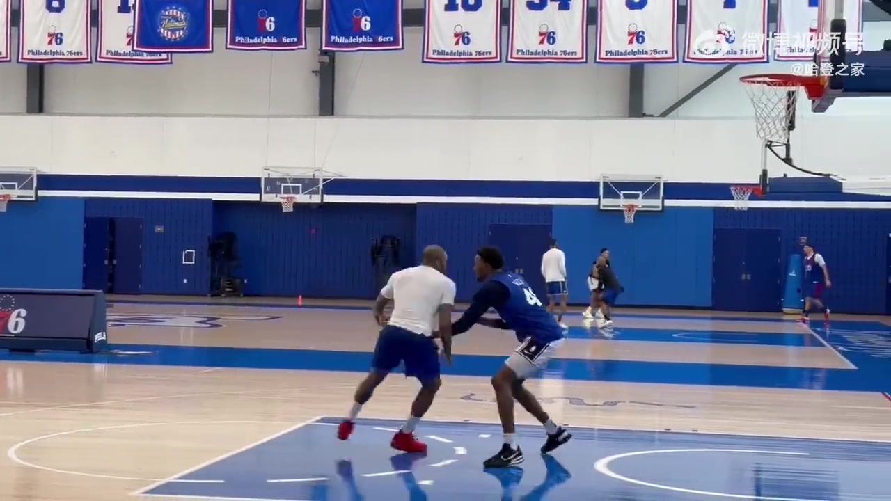 (塔恩比vs宁比)假摔?塔克与恩比德单挑被撞翻在地 大帝不屑甩手:训练时还假摔