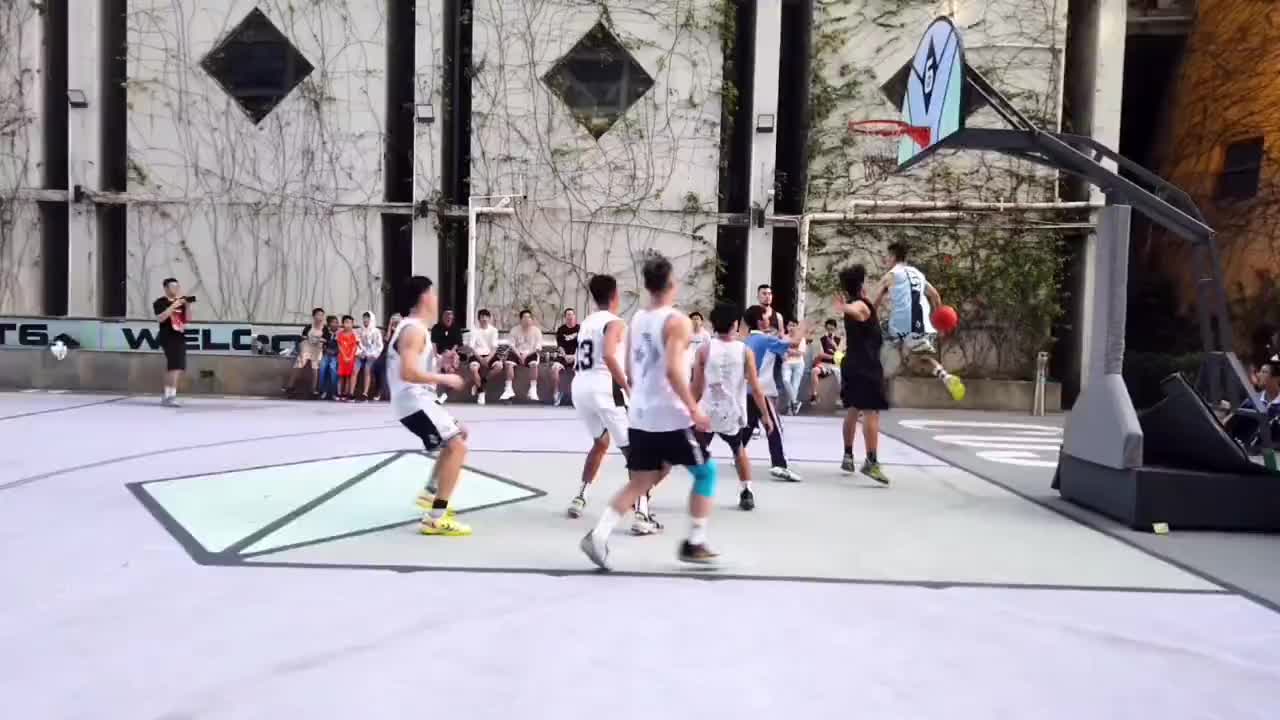 （街头篮球传球教学）酷炫！这个传球真是妙 街头篮球游戏是不是有这么一招？