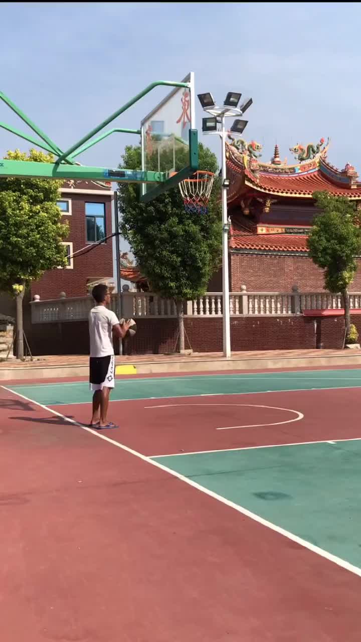 （充电宝1小时10元）厉害了！小伙子这至少费了10个充电宝