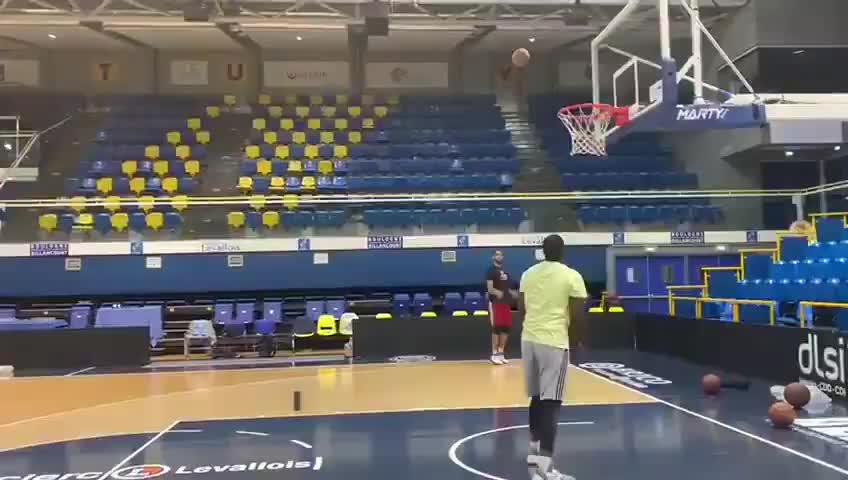 （巴图姆三分命中率）这准头可还行？巴图姆休赛期三分训练视频