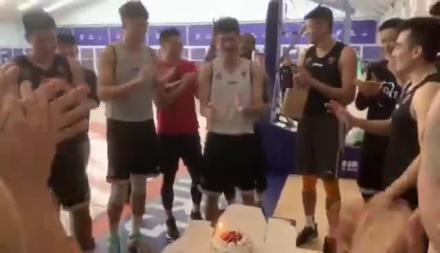 逃不掉的！上海全队为刘铮过生日 依然是蛋糕洗面
