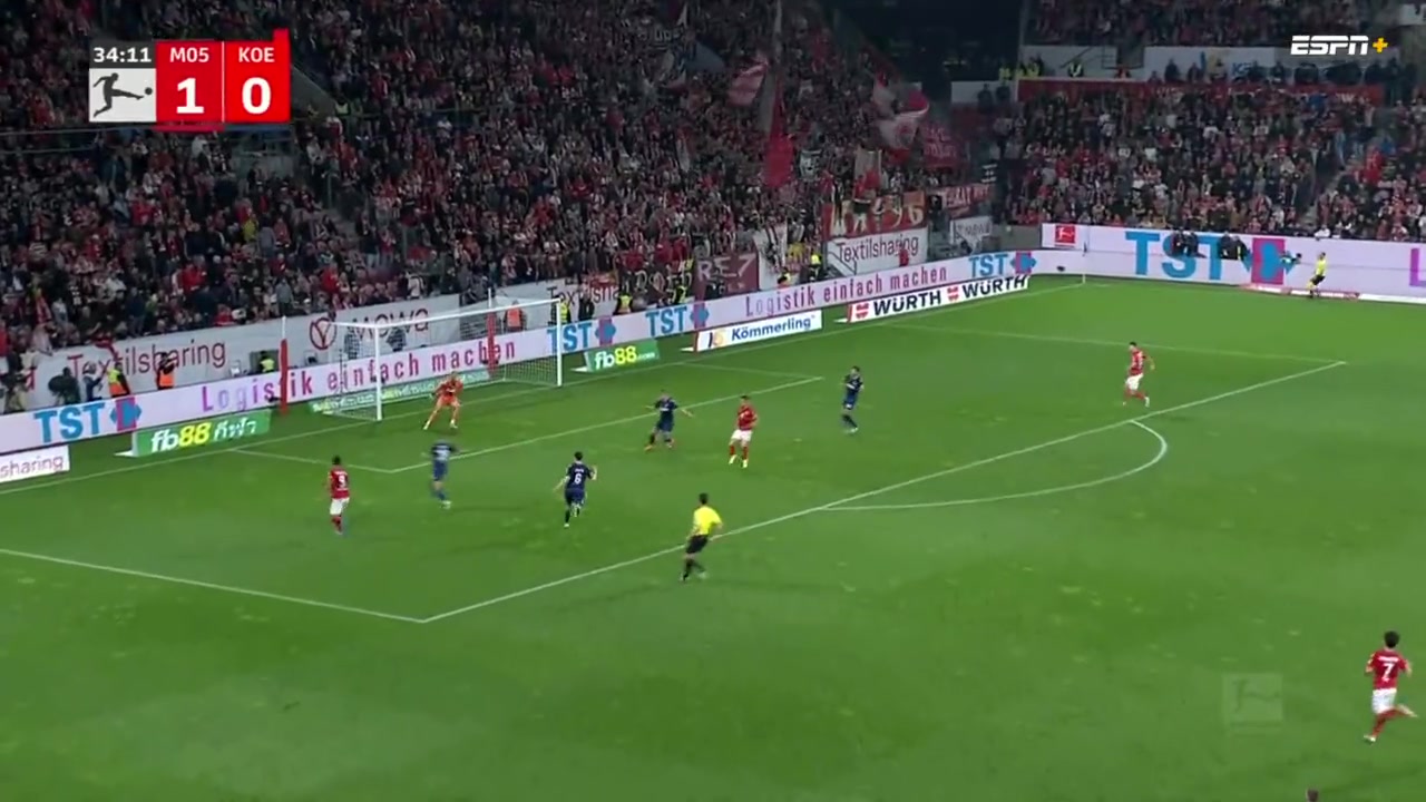 风靡体育圈！美因茨球员破门后上演库里“晚安”动作（美因茨球迷）