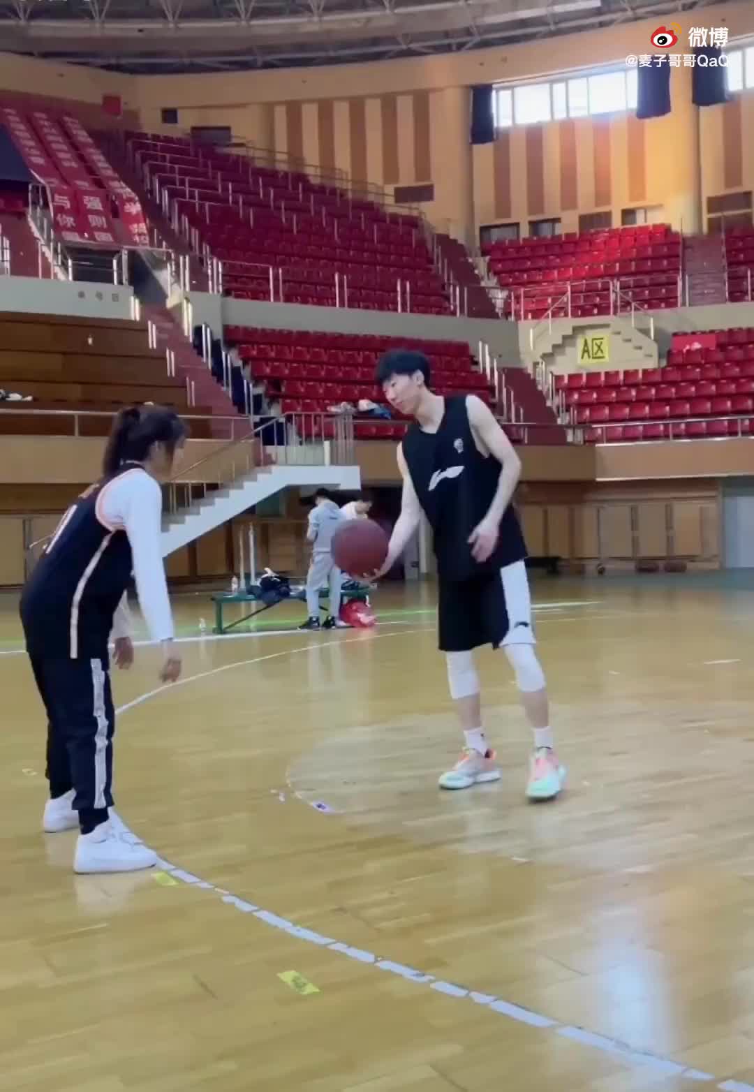 （长得像周琦的人）怎么会长得这么像？三位神似周琦的哥们合辑 第二位简直本尊