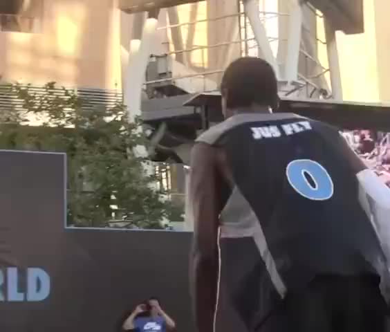 （前空翻扣篮）这波扣篮你打几分？原地空翻抓球起跳胯下扣篮