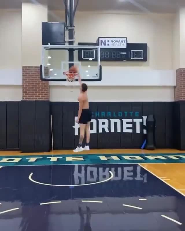 （拉梅洛鲍尔训练视频）球弟来了！拉梅洛-鲍尔在黄蜂训练馆秀了把扣篮