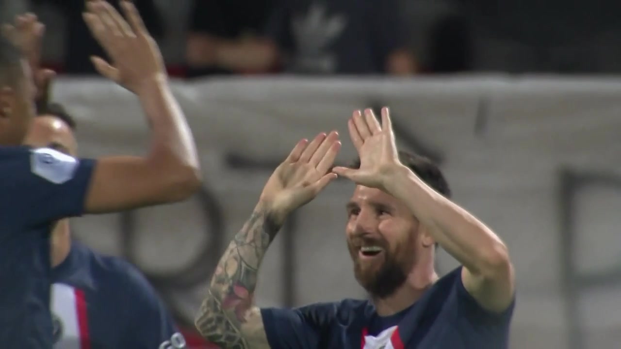 太骚了！姆巴佩绝妙脚后跟助攻 梅西晃过门将破空门（姆巴佩踢梅西）