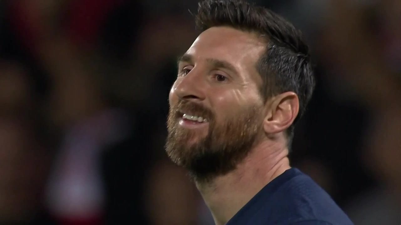 （米切尔弹跳）小目标已达成！米切尔跳入泳池庆祝续约