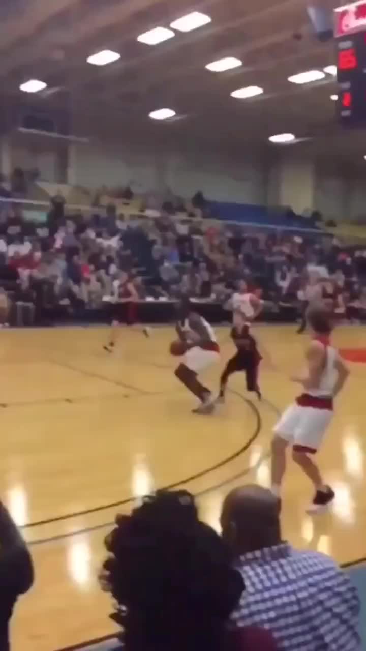 高中锡安抡臂战斧劈扣慢动作 网友调侃：陕西的骄傲