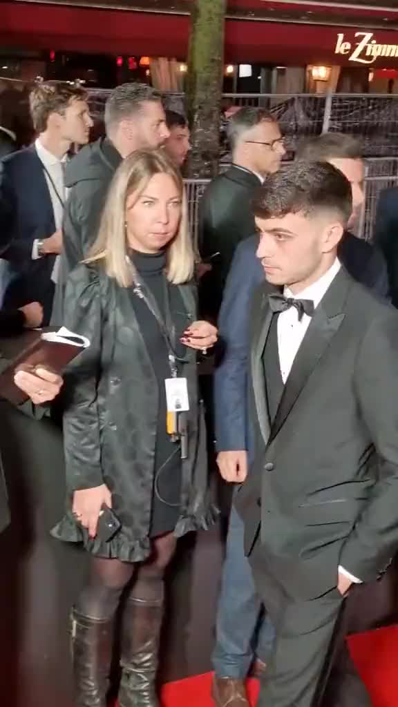 （杨鸣刘维伟接受采访）杨鸣调侃刘维伟：该弥补弥补个人形象了 我的发际线永远赶不上他