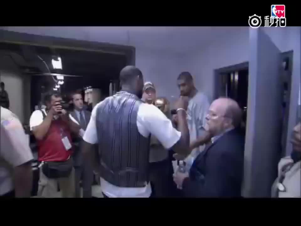 （2007年总决赛邓肯对詹姆斯说的话）名场面！07年总决赛G4赛后 邓肯对詹姆斯说：未来是你的！