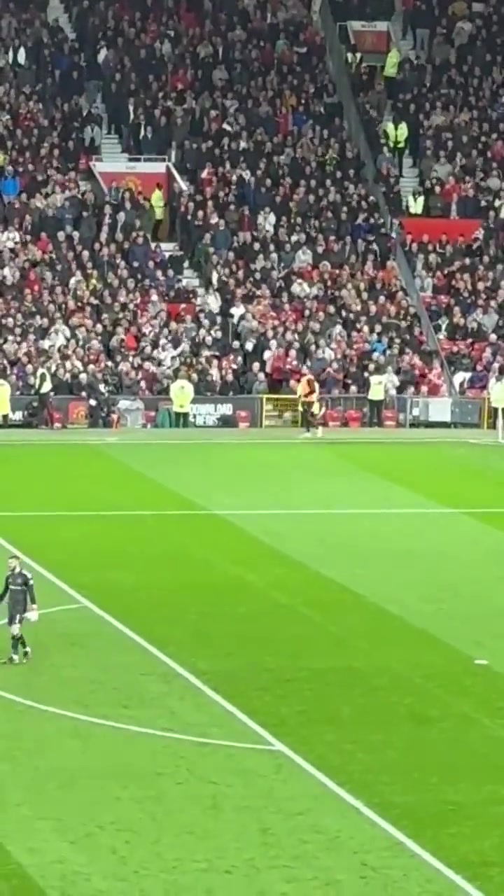 （打篮球急停跳投）水平不错！小伙子打球赛各种急停跳投 对方防不了