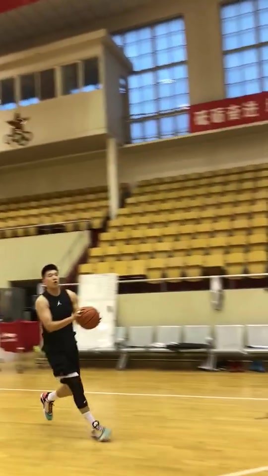 （雷蒙男篮队员）待业不休业！前八一男篮球员雷蒙晒训练视频