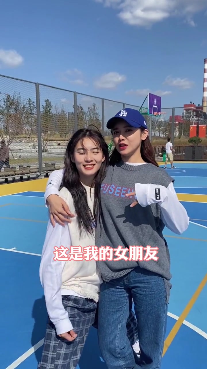 （美娜好漂亮）漂亮不？美娜：介绍下，这是我的女朋友！