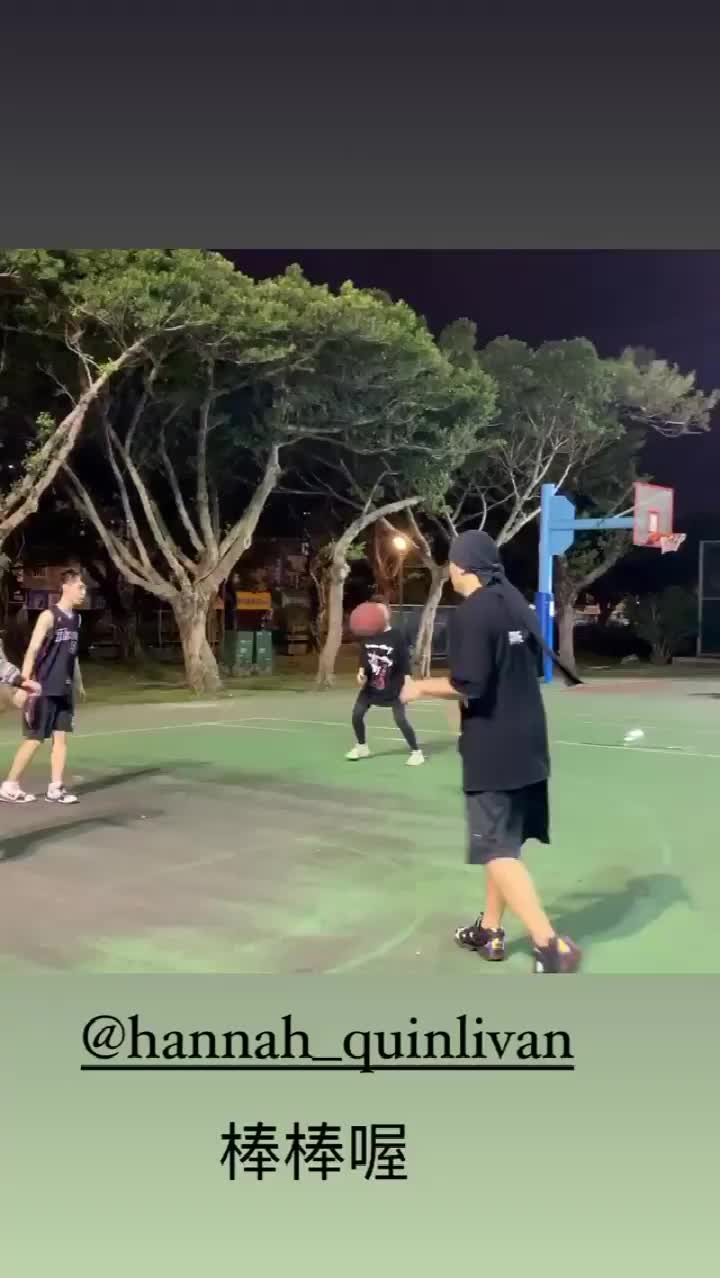 （周杰伦带老婆看球赛）啥时发新专辑呀？周杰伦带着老婆在野球场打球