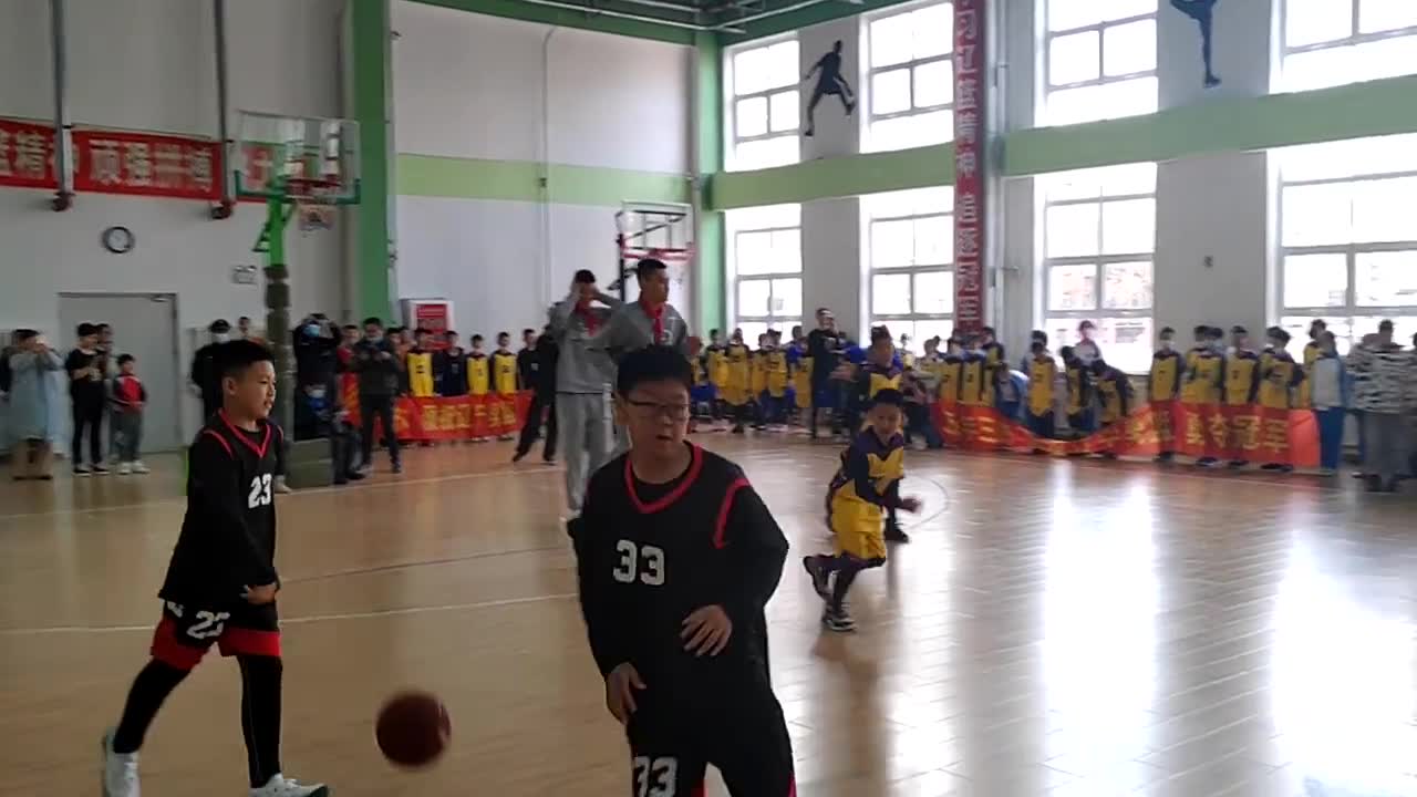 （辽篮官方:针对郭艾伦不当言辞视频已删 对）坏叔叔！辽篮在休赛期公益友谊赛 郭艾伦怒帽小学生
