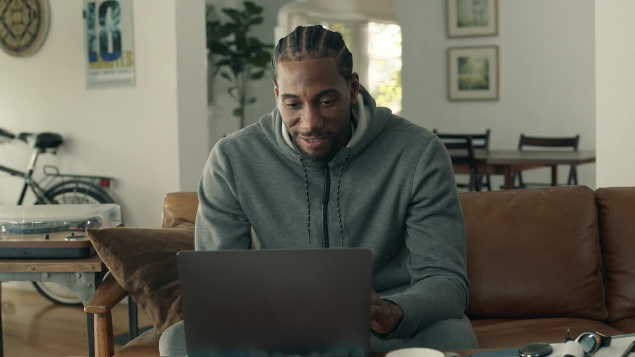 (莱昂纳德的球鞋赞助商)你变了!莱昂纳德曾为球衣赞助商拍广告哈哈大笑