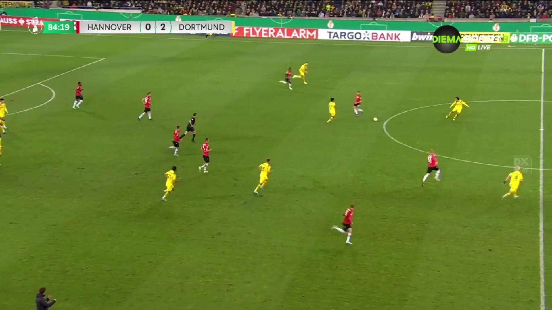 阿德耶米背后推人破坏绝对进球机会 被主裁直红罚下（阿德耶米集锦）