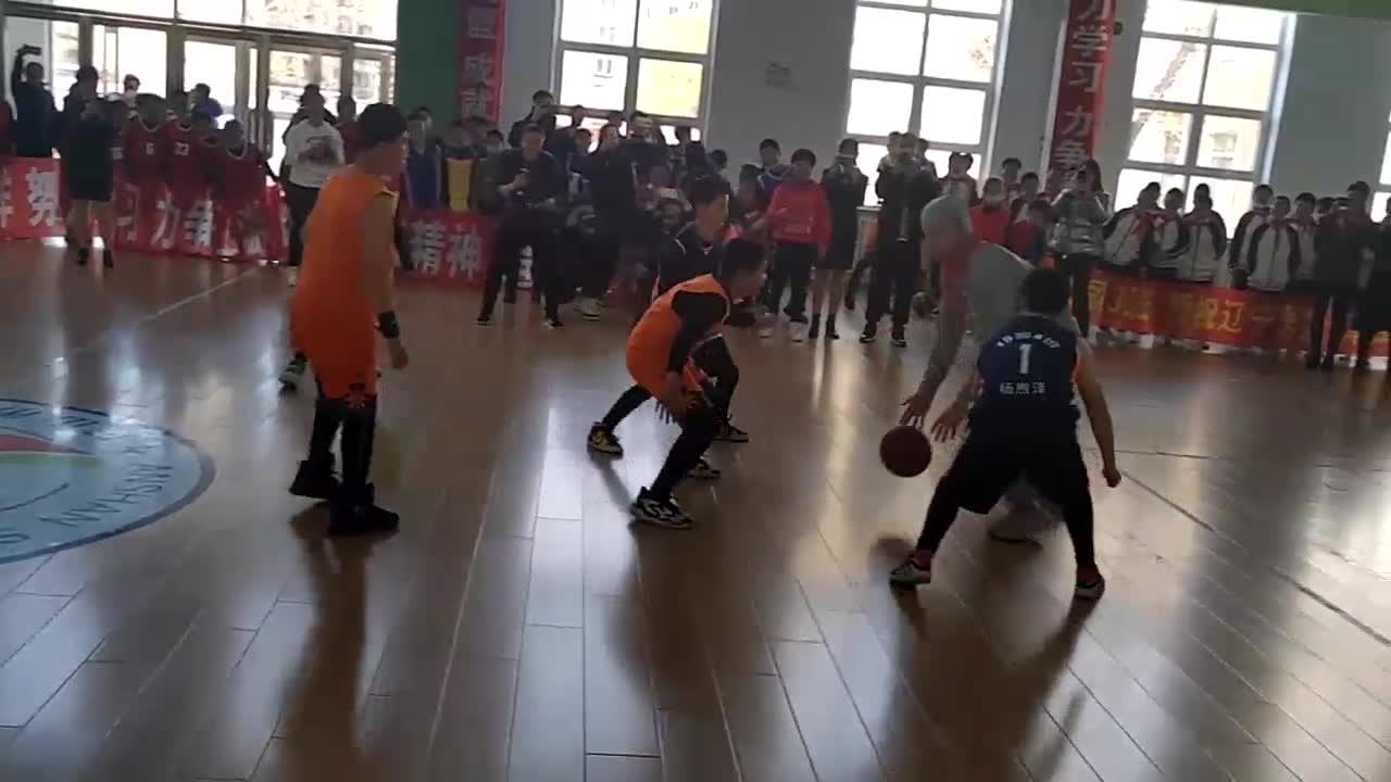 （辽宁男篮的郭艾伦）辽宁男篮走进校园：郭艾伦一挑五&大帽小同学