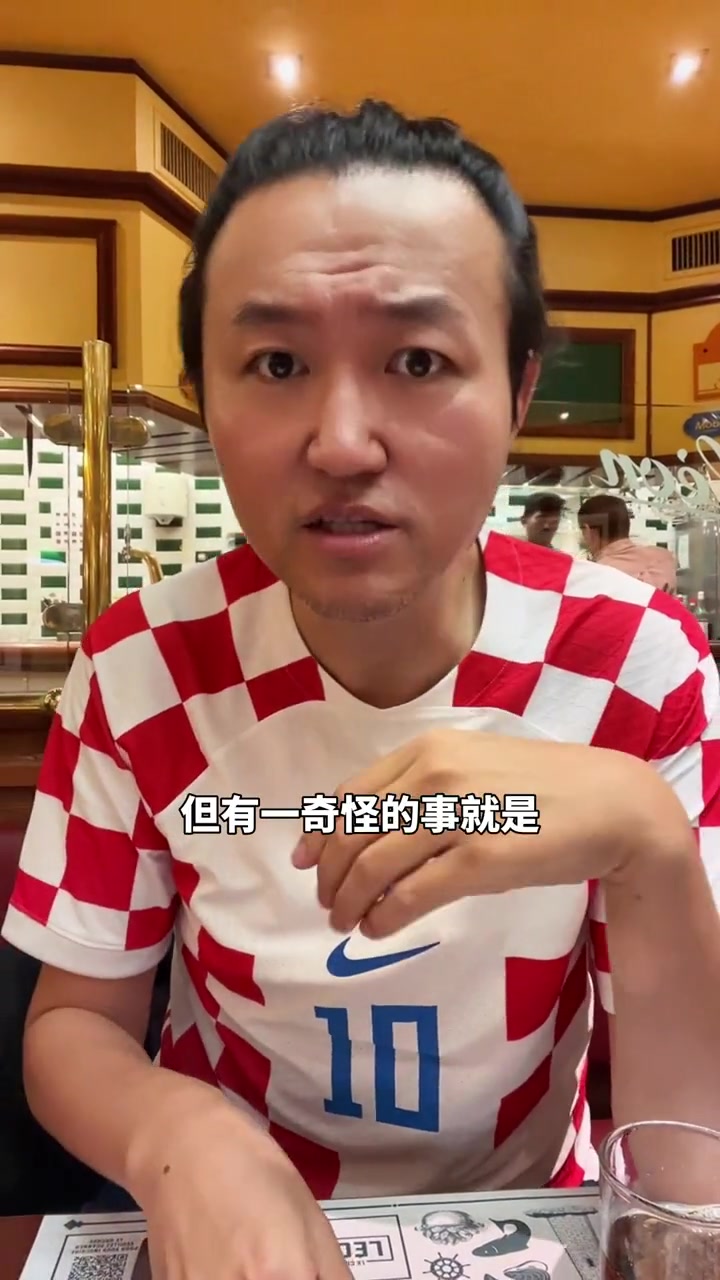 这弹跳太吓人了！直接超框半头的暴扣感受下