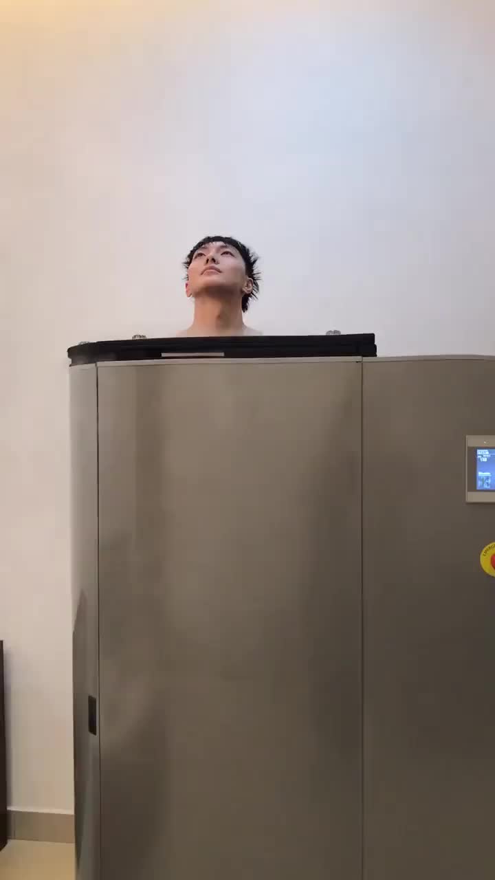 （胡明轩16号）一脸享受啊！胡明轩在零下190度的液氮里治疗