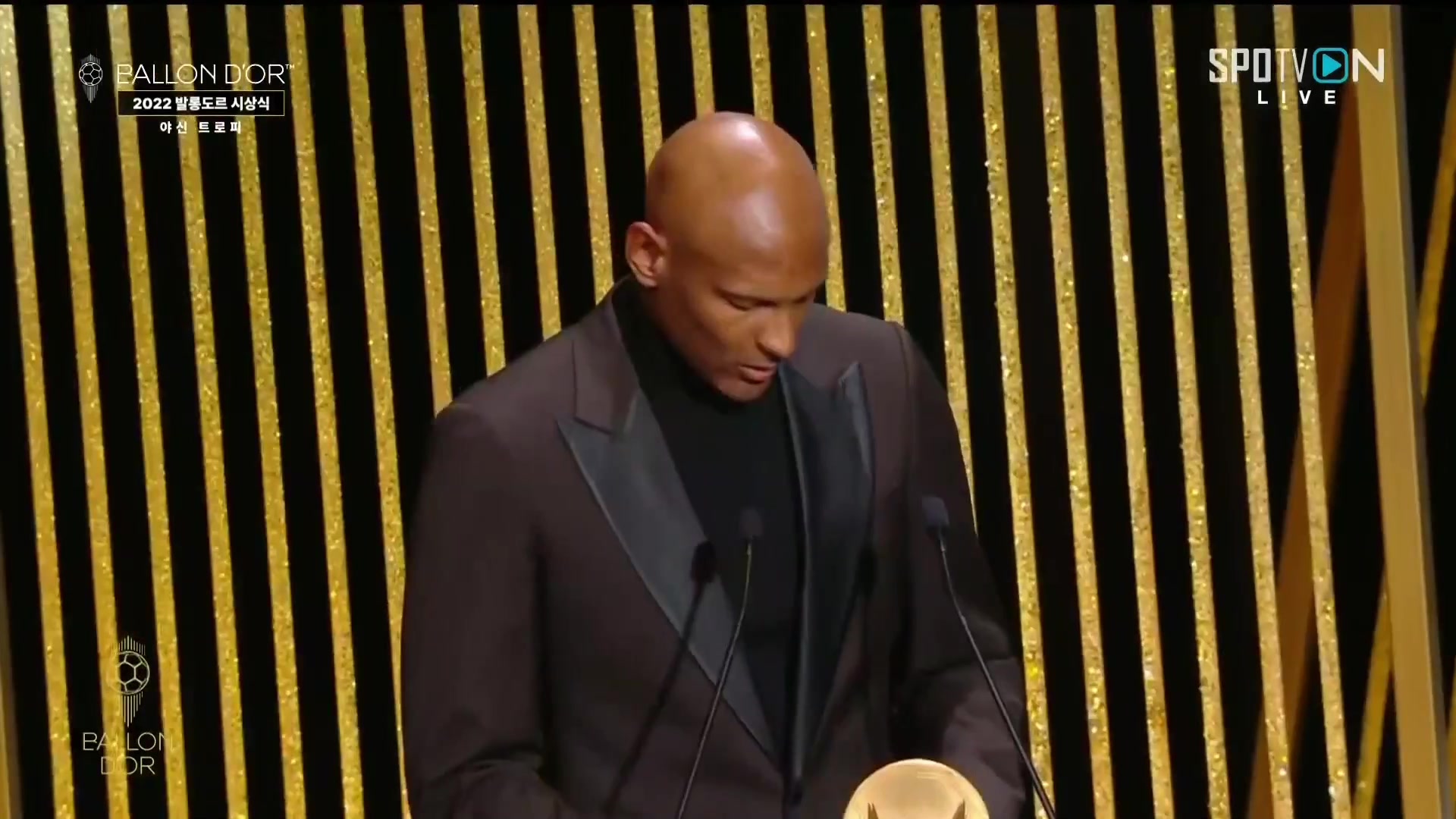 （赵继伟单挑杜兰特）这操作真是相当6！赵继伟1v1过掉杜兰特上篮得分