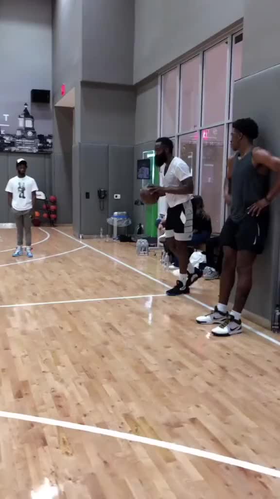 （近距离观看,效果就是不一样）近距离欣赏#哈登 训练单挑集锦！你们看出了多少细节？