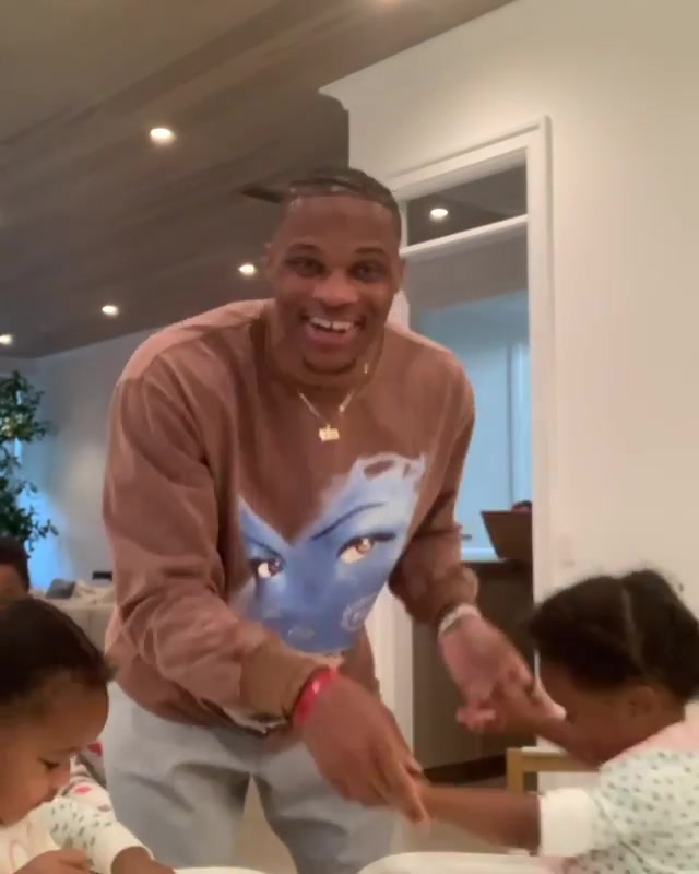 （双胞胎女儿两岁生日祝福语）父爱满满！威少祝双胞胎女儿2岁生日快乐