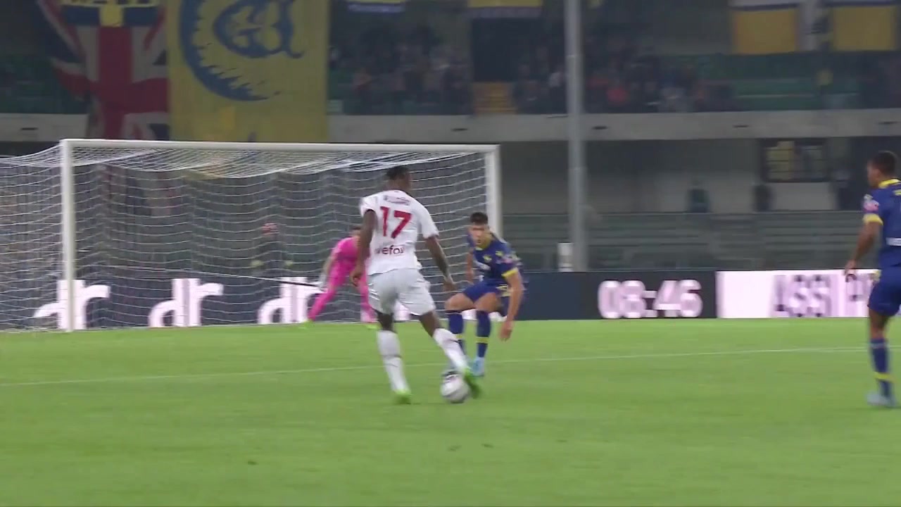 （被晃倒丢人吗）小伙子被晃倒这什么水平？