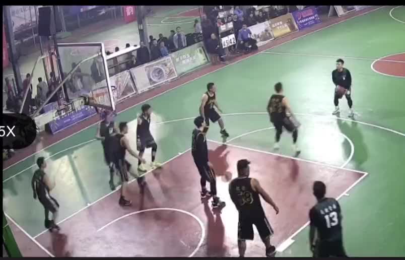 哟呵！小伙子神腰腹上演无敌转身上篮