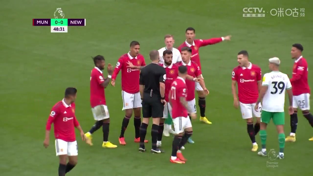 （篮板可以抢几次）搞笑神同步！抢个篮板还能做几下深蹲