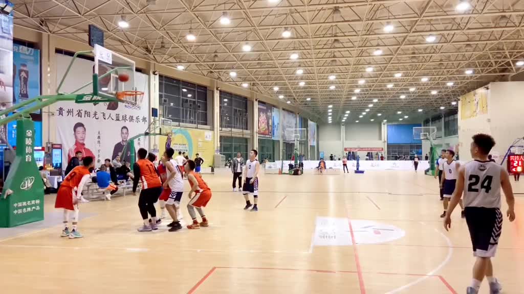 篮下五兄弟搁着做深蹲呢