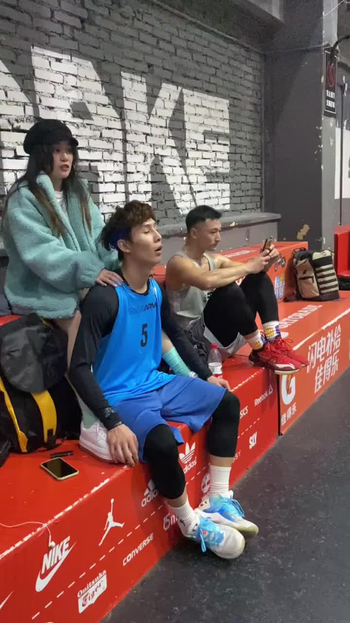 （羡慕吗?场边有个帮你按摩的女朋友怎么回复）羡慕吗？场边有个帮你按摩的女朋友