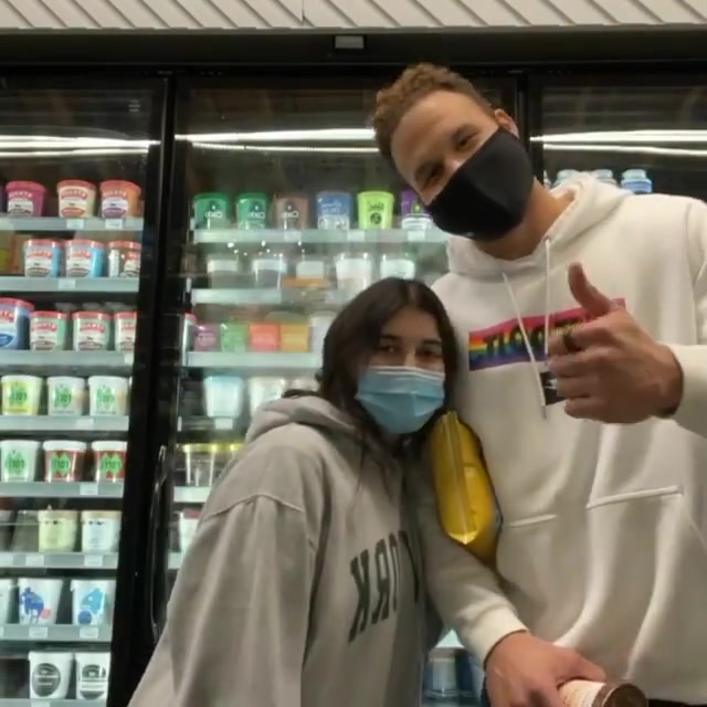 平易近人!女球迷超市偶遇格里芬