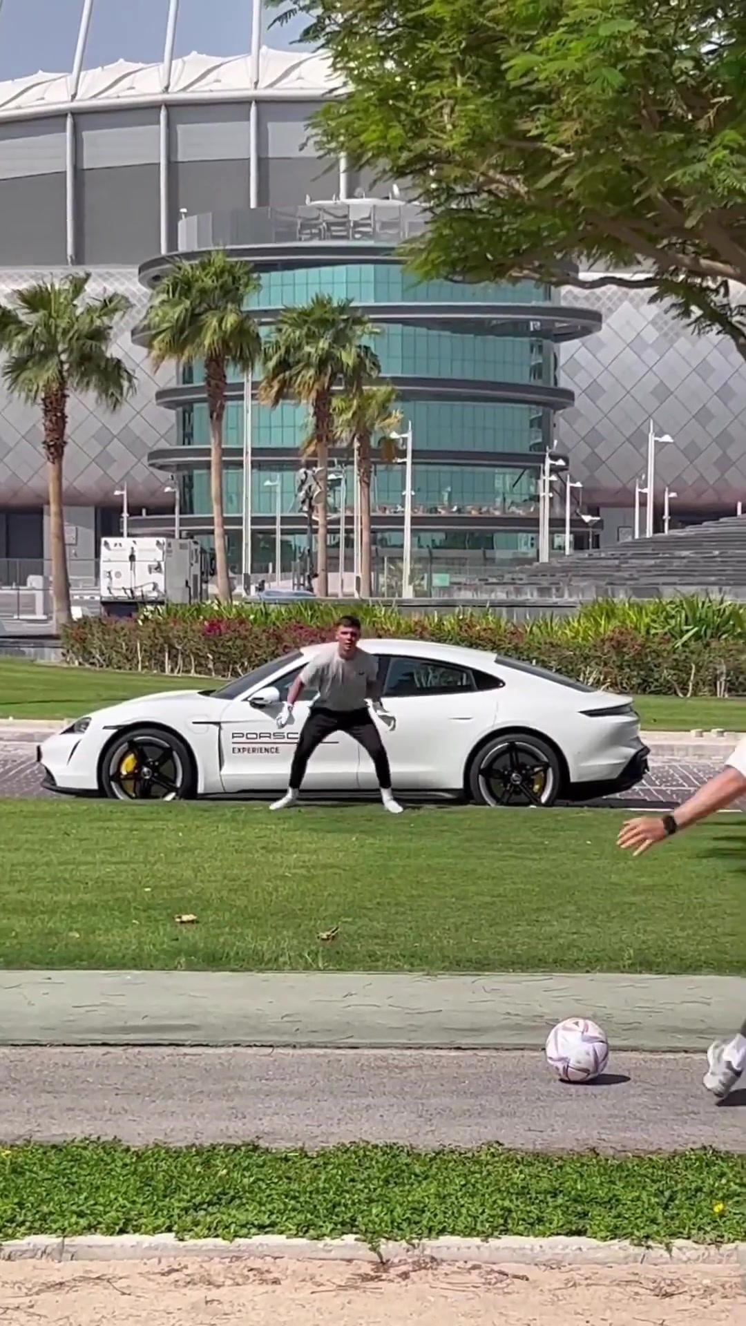 （篮球外援的年薪是多少）这外援会来事！有钱人的篮球局就是如此简单快乐