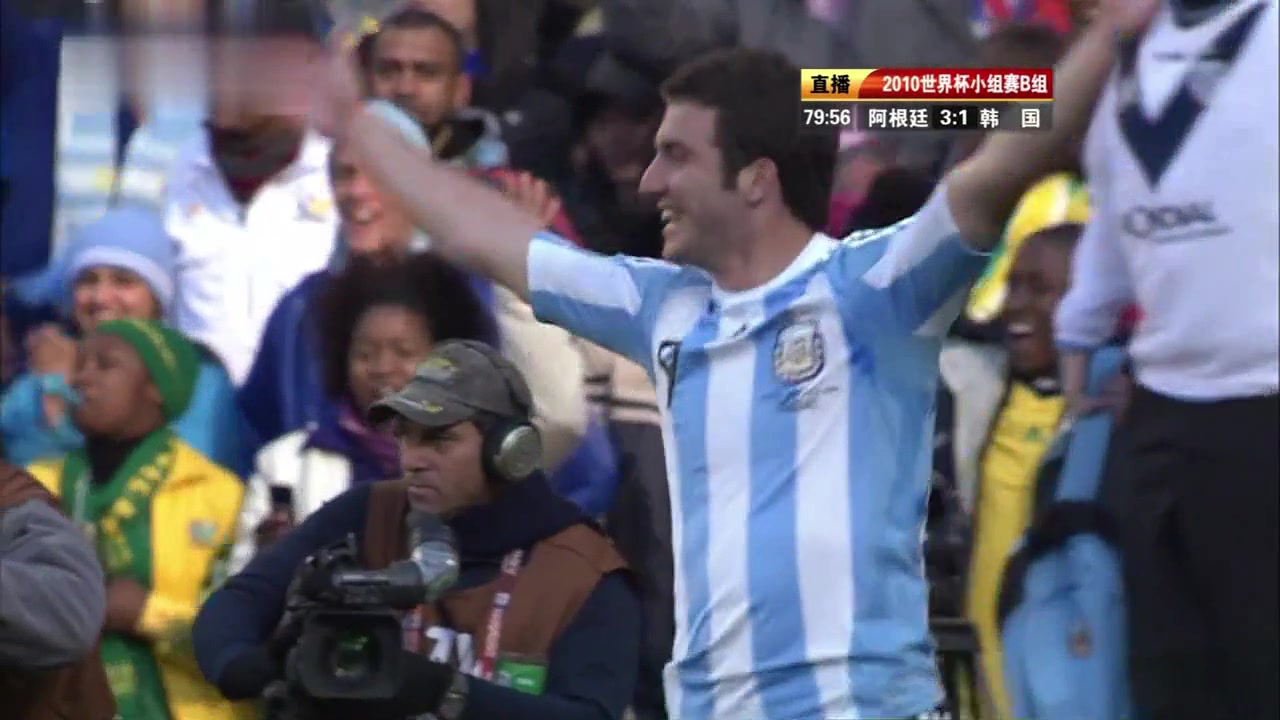 炸裂！小伙一记单臂隔人劈扣