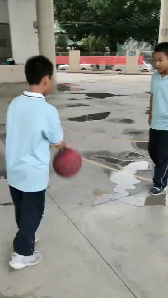 （杜克步教程）忍不住笑出声！小朋友这是演示“杜克滑步”？