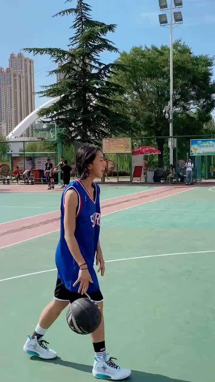 （假装投篮的幌人动作）这操作厉害了！小姐姐假动作戏耍对手投篮命中