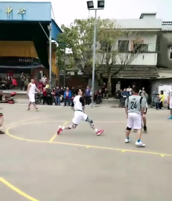 这是要起飞啊！小伙在野球场上演逆天暴扣