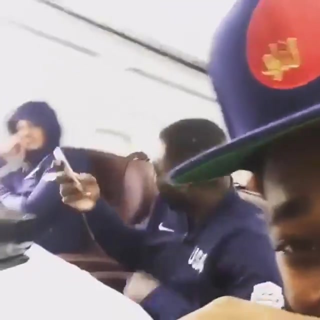 名场面！当年梦之队在飞机上嗨歌 瓜哥一旁冷眼旁观！