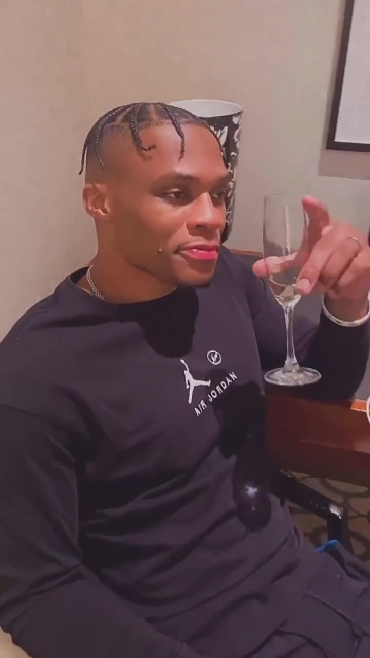 （威少 妻子）心情不错！妻子Nina晒威少在家听歌喝酒片段