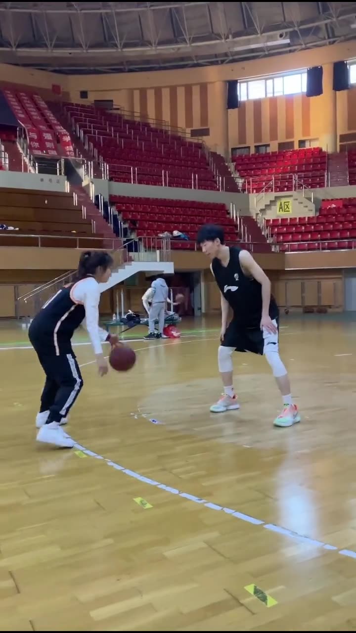 （周琦打球如何）来看看“师大周琦”是怎么和女生打球的