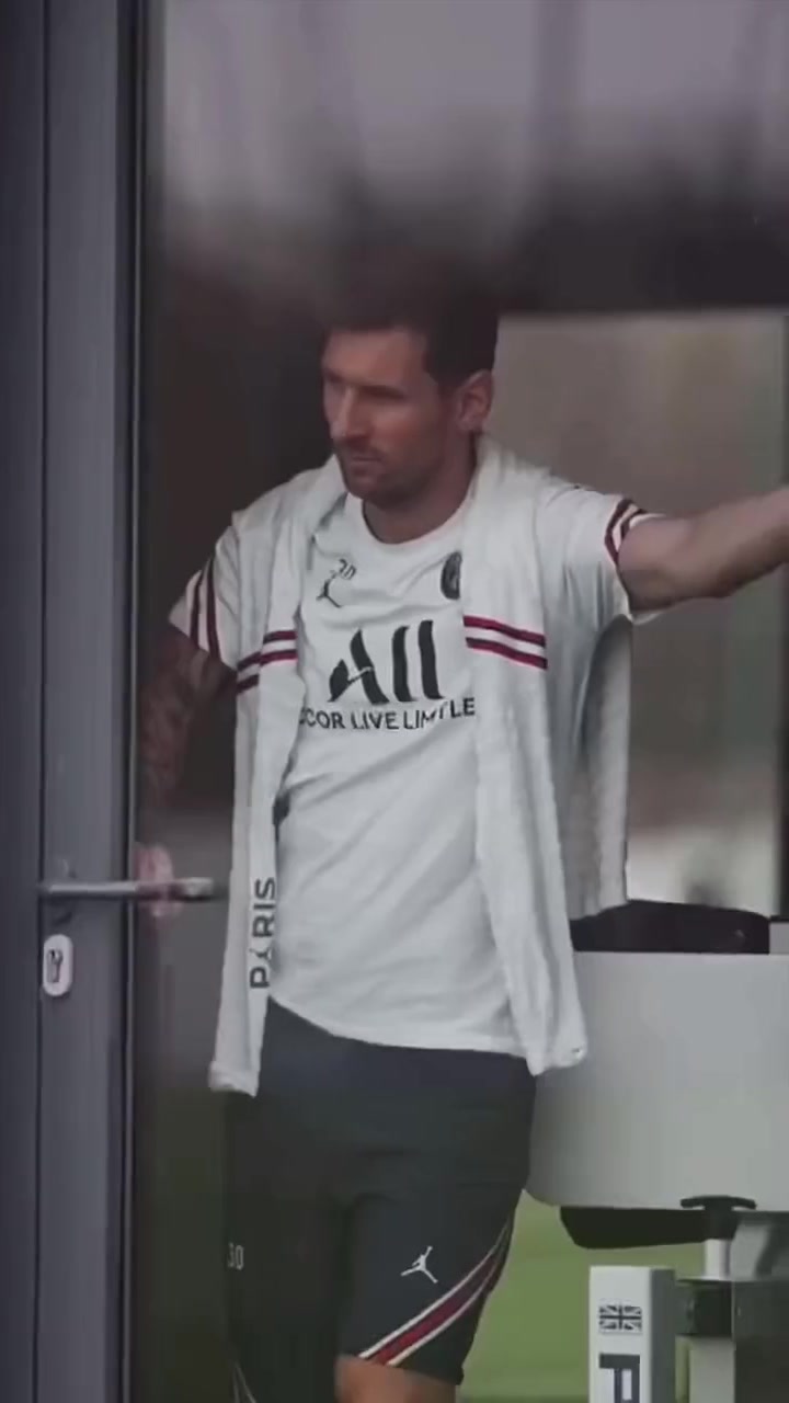 （周琦被打爆）打的很拼！周琦积极回追倒地与对手拼抢