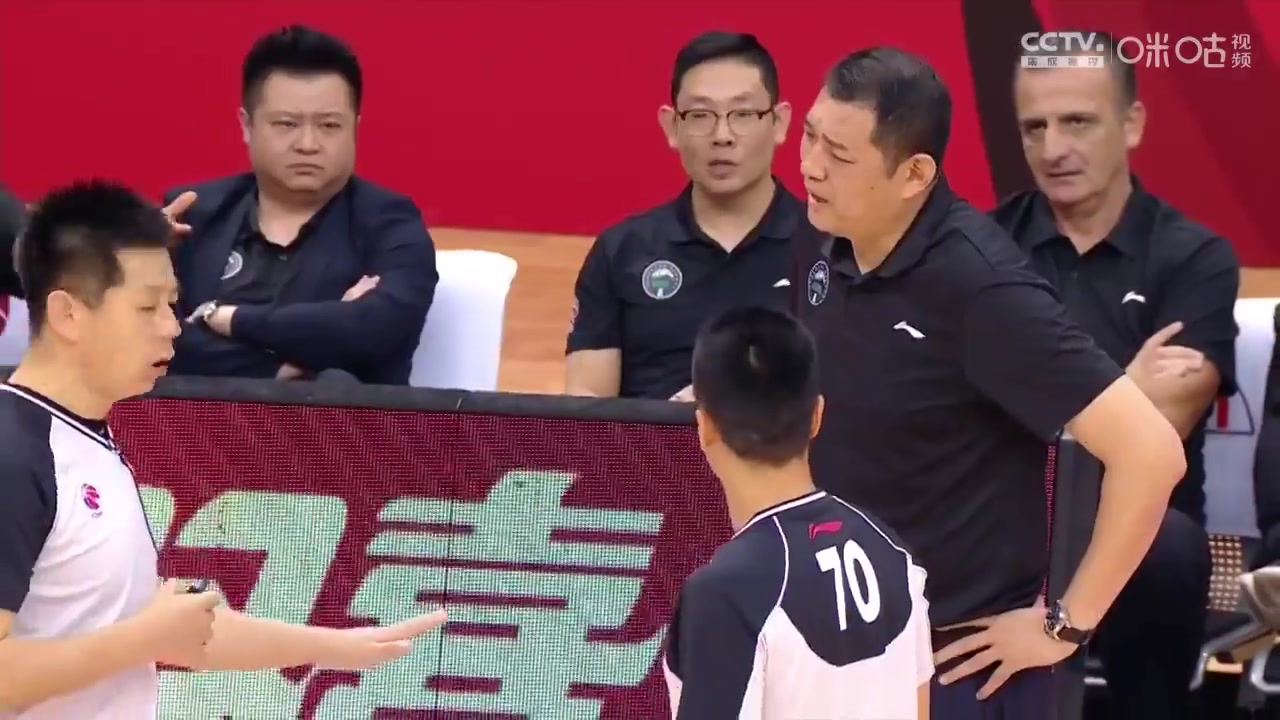 （巩晓彬骂裁判,叼个哨子瞎吹的视频）巩晓彬不满裁判吹罚：整天错误，好球都让你们吹坏了！