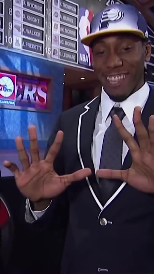 真是太大了!小卡当年在选秀大会上晒自己的巨掌