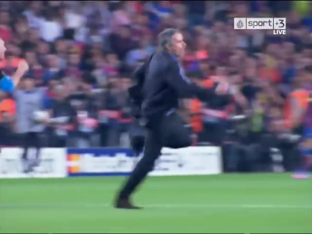 （赛后李春江指导在技术台争论了好久）赛后李春江指导在技术台争论了好久