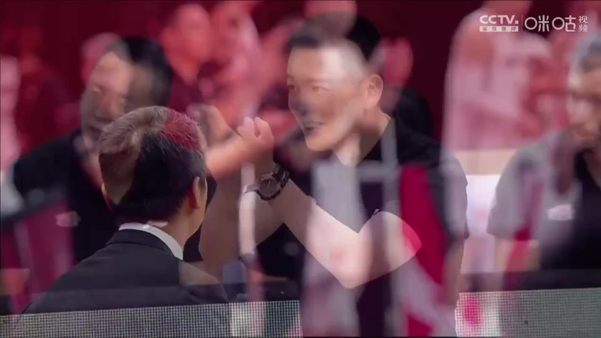 一切尽在不言中！杨鸣郭士强相视一笑