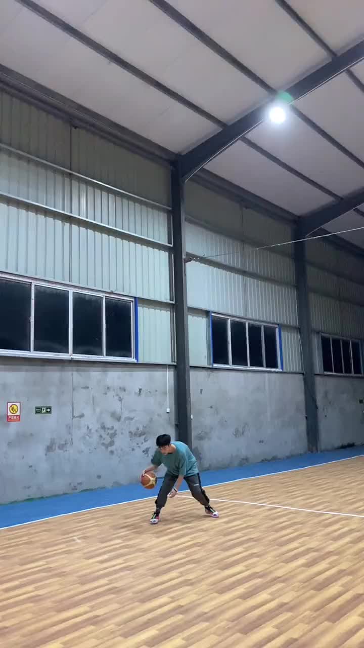 （拉杆上篮集锦）哟呵！小伙子这个拉杆上篮真是帅