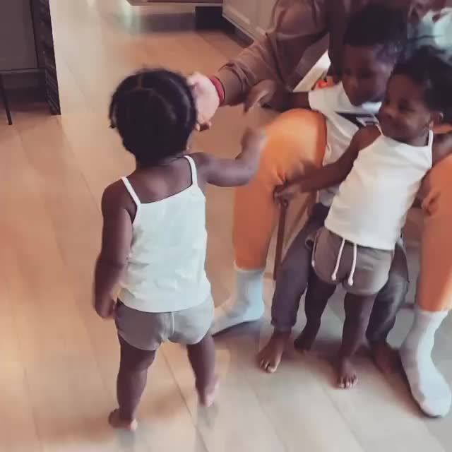 （威少下家）休赛期惬意！威少在家开心带仨娃