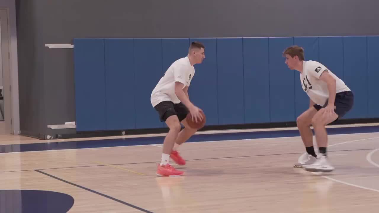 （林书豪训练师josh）书豪来参加了！训练师Jordan Lawley的实战局