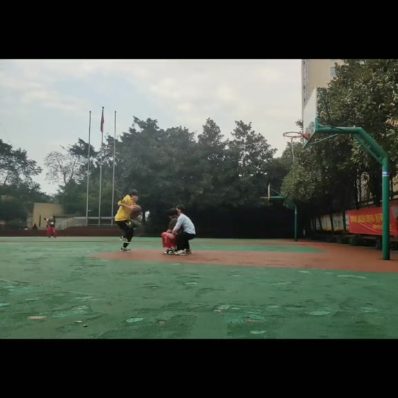 （劲爆扣篮视频）吓人！这骚操作扣篮太猛了吧